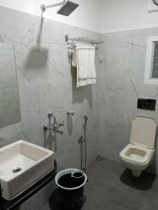 古瓦哈提VIAN INN的一间带水槽和卫生间的浴室