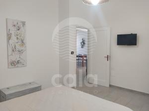 托雷拉皮罗Villa Mariposa n°3的白色的房间,设有白色的门和电视