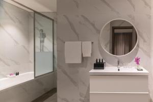 多哈Steigenberger Residence Doha的白色的浴室设有水槽和镜子