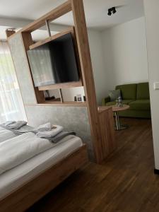 梅彭Hotel Knotenpunkt的一间卧室配有一张床和一台平面电视