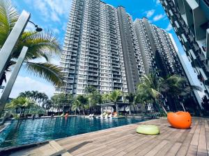 吉隆坡Kama Homestay @Wangsa Maju的一座大型公寓楼,设有游泳池和棕榈树