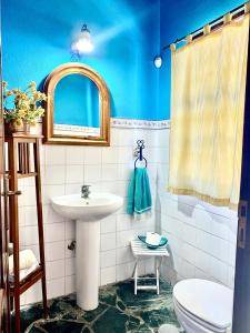阿罗纳芬卡奇玛卡酒店的一间带水槽和卫生间的浴室