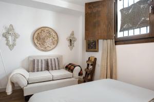 贝赫尔-德拉弗龙特拉La Casuca的一间带沙发和窗户的卧室