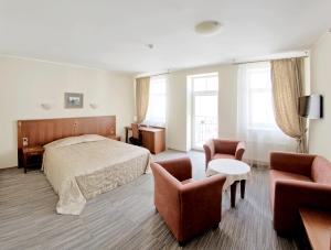 凯代尼艾灰色之屋酒店的酒店客房,配有一张床和两把椅子