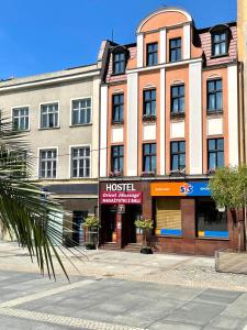 卡托维兹Hostel Kamienica Rynek 7的街道边的一栋有旅馆的房子