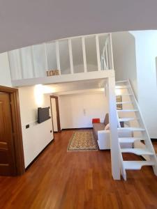 热那亚LE MURA的客厅设有白色高架床和楼梯