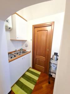 热那亚LE MURA的一个带水槽和木门的厨房