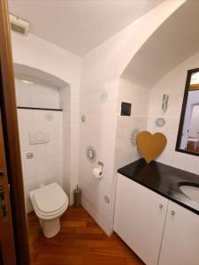 热那亚LE MURA的白色的浴室设有卫生间和水槽。