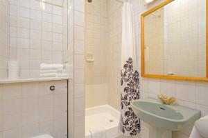伦敦伦敦维森特酒店的白色的浴室设有水槽和淋浴。