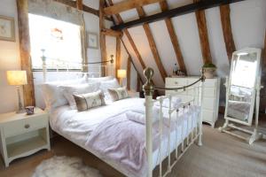 HaughleyWassicks Cottage, Haughley的卧室设有白色的床和大窗户