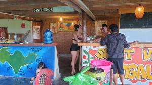 西哈努克Sweet jungle sea view bungalows的一群人在食品摊点订购食物