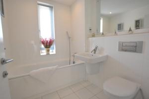 绍斯沃尔德The Shelduck, Southwold的白色的浴室设有水槽和卫生间。