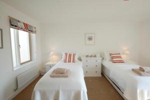 绍斯沃尔德The Shelduck, Southwold的配有2张床的白色墙壁和窗户客房