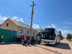 博孔巴耶沃Guesthouse Gulmira的一群站在公共汽车前的人