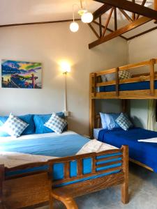 象岛阁昌岛班查蕾度假村的一间带两张双层床和一张沙发的卧室