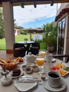 卡法亚特Casa del Sol Cafayate的一张桌子,上面有早餐食品和饮料