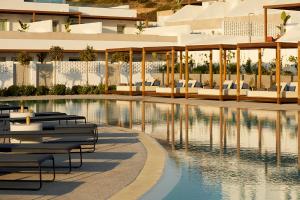 安倍拉斯PAROCKS Luxury Hotel & Spa的一个带躺椅的游泳池和一间酒店