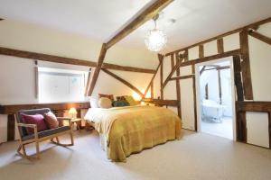 黑尔斯沃思Church Farmhouse, Cookley的一间卧室,卧室内配有一张床和一把椅子