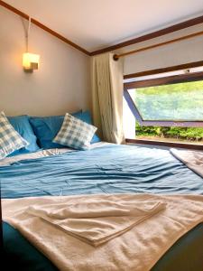 象岛阁昌岛班查蕾度假村的一间卧室配有一张蓝色的床和窗户
