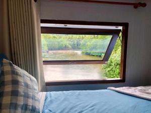 象岛阁昌岛班查蕾度假村的卧室设有河景窗户