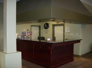 伊努维克伊努维克新星旅馆的牙科办公室的接待台,带镜子