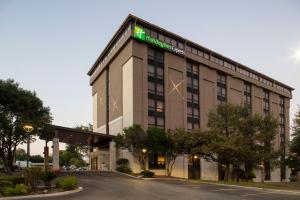 圣安东尼奥Holiday Inn Express - San Antonio Airport, an IHG Hotel的前面有标志的酒店