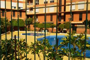 厄尔梅达诺alquilaencanarias Duplex beach Cabezo terrace and pool的大楼前的游泳池