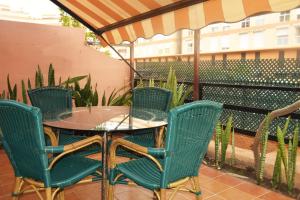 厄尔梅达诺alquilaencanarias Duplex beach Cabezo terrace and pool的庭院内桌椅和遮阳伞