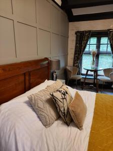 布莱克本The Ribchester Arms的一间卧室配有带白色床单和枕头的床。