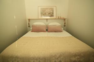库奥皮奥City Home Aapeli的一间小卧室,配有带两个枕头的床