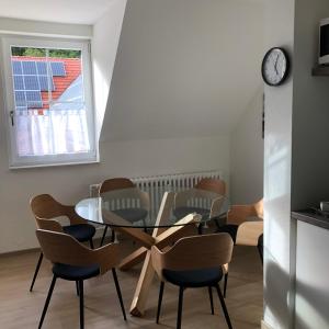 巴特德里堡Ferienwohnung am Eggegebirge的一间设有玻璃桌和椅子的用餐室