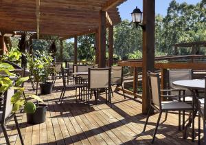 卡庞达卡诺阿Hotel Acqua Lokos的木制甲板上配有桌椅的庭院