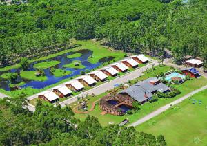 卡庞达卡诺阿Hotel Acqua Lokos的享有带高尔夫球场的度假村的空中景致