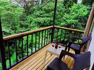 CASA SIBU Jungle Loft con AC, cocina y balcón a 5 min del centro的阳台或露台