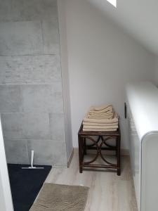 埃塔普勒La Belle Etaploise的浴室设有一张桌子和毛巾