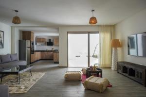 依索安Tililt By Mood 9 Px Luxe的带沙发的客厅和厨房