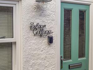 达特茅斯Silver Cottage的通往一座有读读活大学的标志的建筑的门