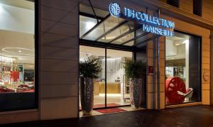 马赛马赛乔利酒店的带有读取融合型威斯康星的标志的商店前部