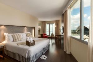 圣艾修伯里新罕布什尔州里昂机场酒店的酒店客房设有一张床和一个大窗户