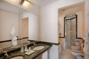 莱科莱科彭特维奇欧NH酒店的一间带两个盥洗盆和大镜子的浴室