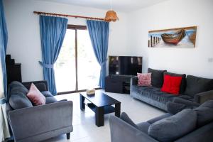 佩亚VILLA LAMBRIANA的客厅配有两张沙发和一台电视机