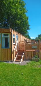 KentisbeareBalmoral Country Cabin的小木屋设有楼梯和围栏