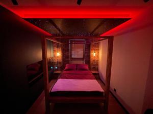 切拉季Apartament Grey Love w Czeladzi, FV, 8km do Katowic的一间设有两张红灯床的房间