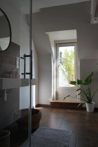 库唐斯La Villégiature的浴室设有窗户和地板。