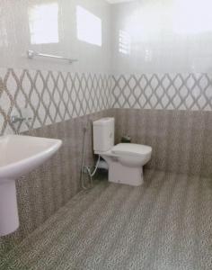 米迪加马东Romaclan Villa的浴室配有白色卫生间和盥洗盆。
