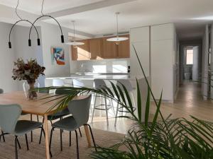 布尔戈斯Burgos Señorial by Exclusive Burgos Apartments的厨房以及带桌椅的用餐室。
