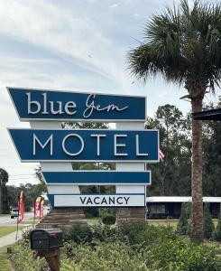 高泉BlueGem Motel的棕榈树蓝色宝石汽车旅馆的标志