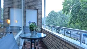 鹿特丹CRASH'NSTAY - Maison du Ville的阳台的小桌子,带窗户