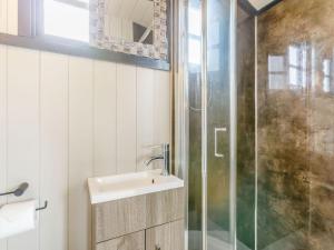 希普顿－安德威奇伍德Daisys Rest的一间带水槽和玻璃淋浴的浴室