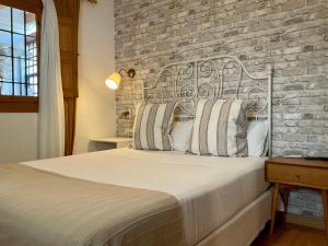 林孔-德拉维多利亚At Home in Malaga Stay & Solo Travellers的一间卧室配有一张砖墙床
